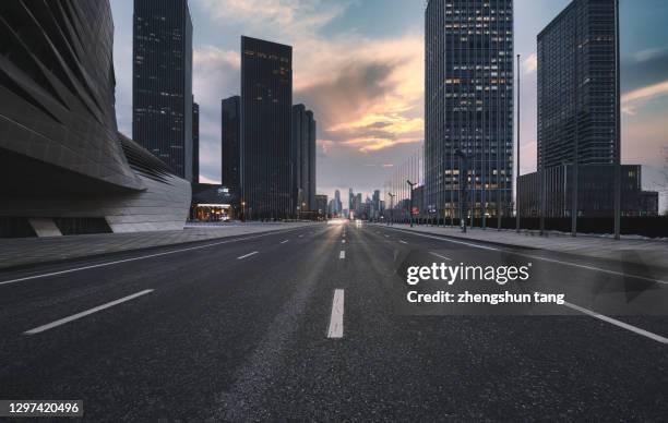 dusk view of urban road - calle de la ciudad fotografías e imágenes de stock