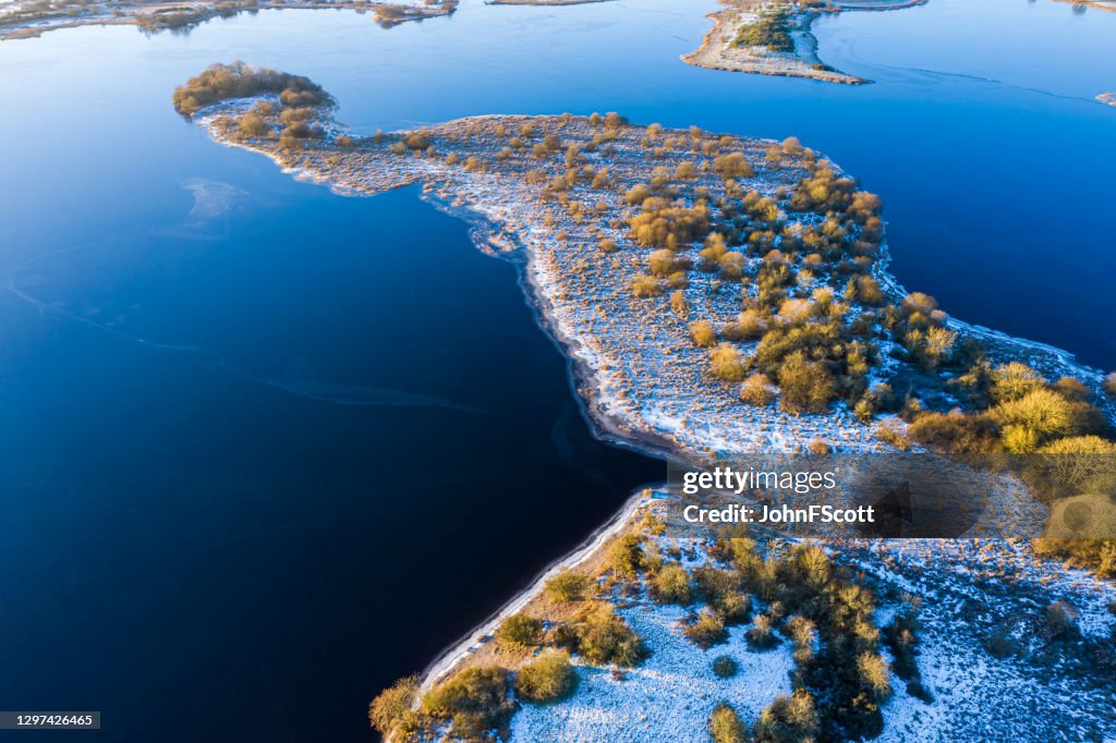 La vista desde un dron mirando hacia abajo en el agua tranquila en una mañana helada en el suroeste de Escocia