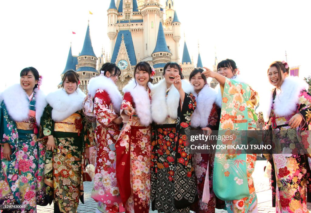 Cérémonie de la majorité de jeunes femmes en kimono - Japon