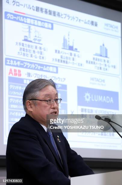 Toshiaki Higashihara, PDG du géant de l'électronique Hitaschi, annonce lors d'une conférence de presse l'acquisition des activités réseaux...
