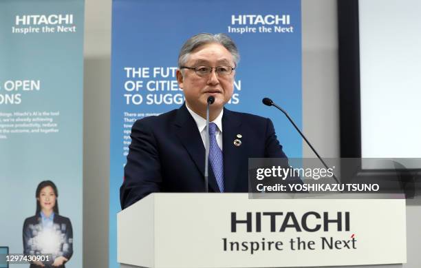 Toshiaki Higashihara, PDG du géant de l'électronique Hitaschi, annonce lors d'une conférence de presse l'acquisition des activités réseaux...