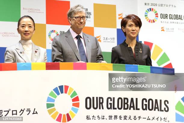 La ministre japonaise de l'éducation Tomoko Ukishima, l'homme d'affaires américain Bill Gates et l'athlète japonaise spécialiste du marathon Yuko...