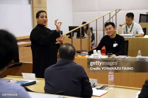 Tsedal Neeley de la Harvard Business School donne une conférence sur les langues et la mondialisation aux employés du géant japonais du commerce...