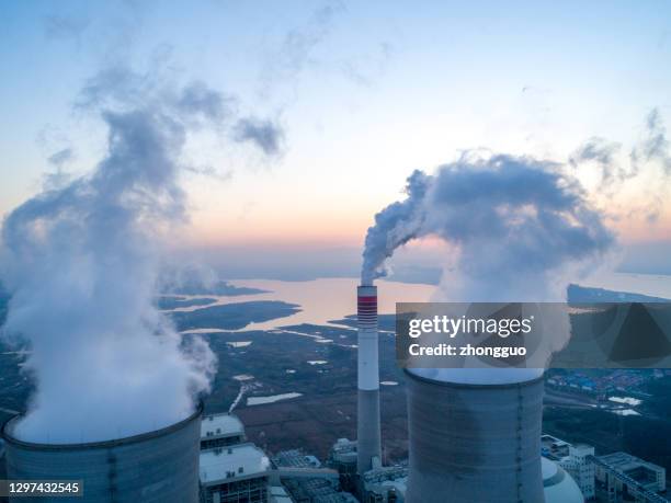 central eléctrica moderna que produce calor - power in nature fotografías e imágenes de stock