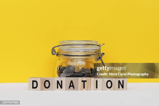 donations text and coins jar - crowdfunding stock-fotos und bilder