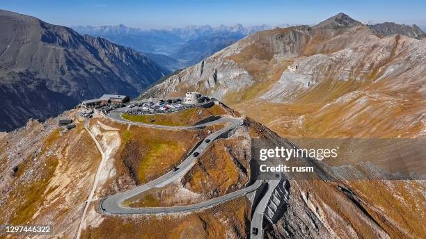 vista aérea de la cumbre de edelweisspitze en grossglockner pintoresca high alpine road, austria - grossglockner fotografías e imágenes de stock