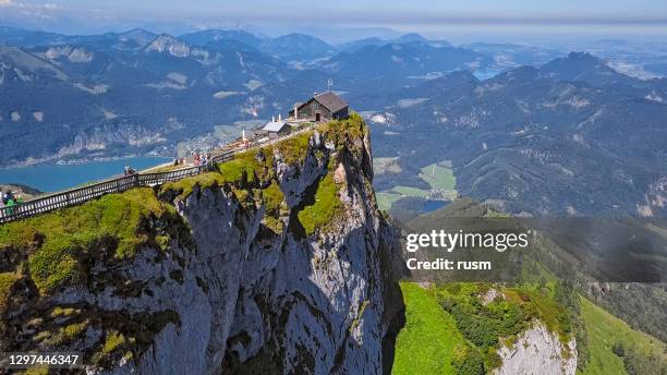 mirante na cúpula da montanha schafberg em salzkammergut, alta áustria - salzkammergut - fotografias e filmes do acervo