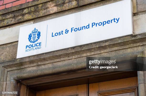 signe perdu et trouvé de police de propriété - objets perdus photos et images de collection