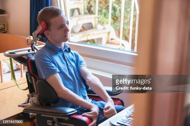 paciente com paralisia cerebral usando computador - esclerose lateral amiotrófica - fotografias e filmes do acervo