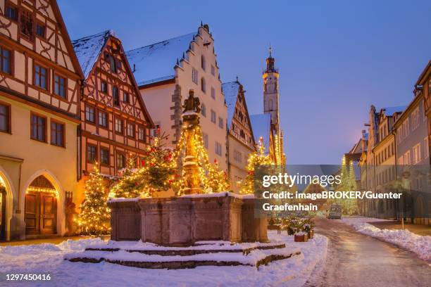 herrbrunnen in the herrngasse, rothenburg ob der tauber, old town, tauber valley, romantic street, middle franconia, franconia, bavaria, germany - fachwerk stock-fotos und bilder