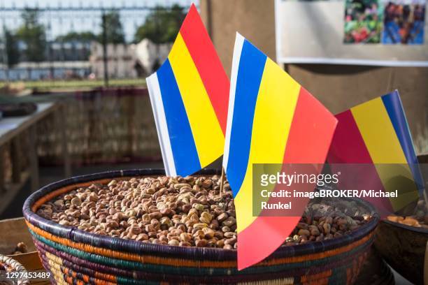 roasted coffee beans, with national flag, n'djamena, chad - chad stockfoto's en -beelden