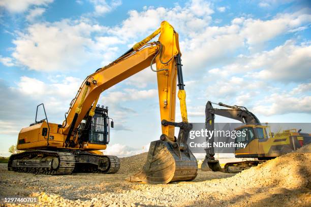 excavator digs gravel stock photo - earth mover stock pictures, royalty-free photos & images