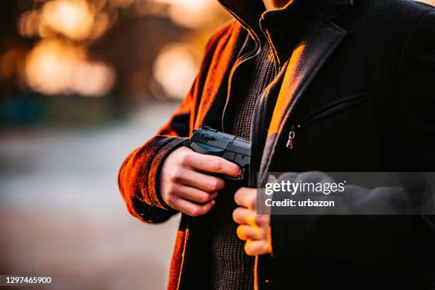 het nemen van kanon uit - pistool stockfoto's en -beelden