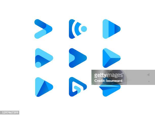 illustrazioni stock, clip art, cartoni animati e icone di tendenza di logo del pulsante multimediale di riproduzione blu - triangolo forma bidimensionale