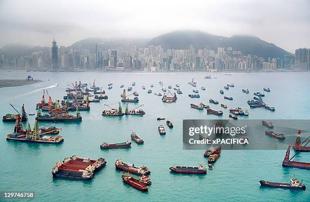 a view of hong kong harbor through a cloudy haze - china ship stockfoto's en -beelden