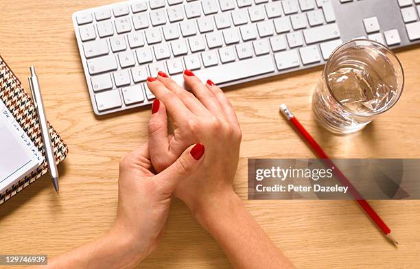 computer keyboard and repetitive strain injury - arthritis hands stock-fotos und bilder