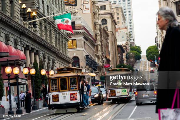 cable cars on powell street and union square san francisco california usa - union square san francisco stock pictures, royalty-free photos & images