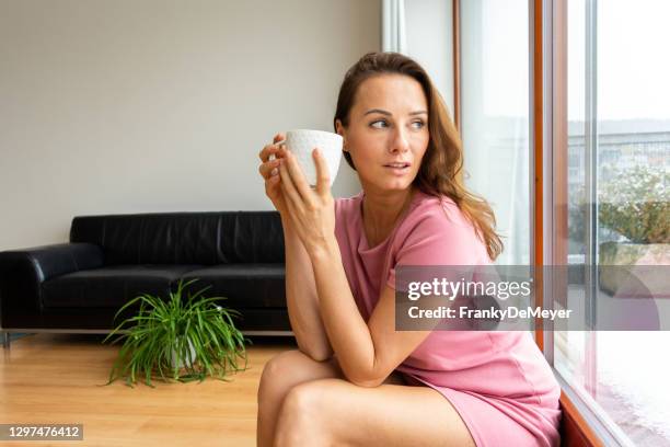 迷人的年輕白種女人獨自在家公寓， 記得她的一天與一杯茶在下午 - beautiful czech women 個照片及圖片檔