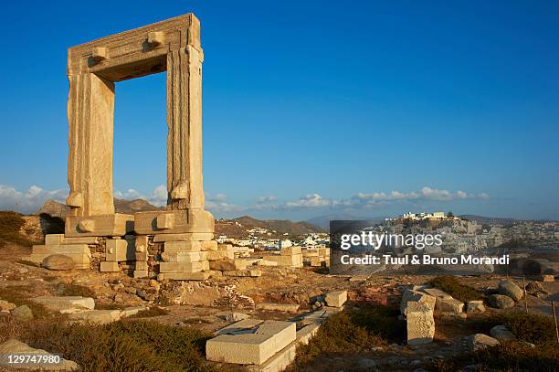 greece, cyclades, naxos, city of hora - templo de apolo naxos imagens e fotografias de stock