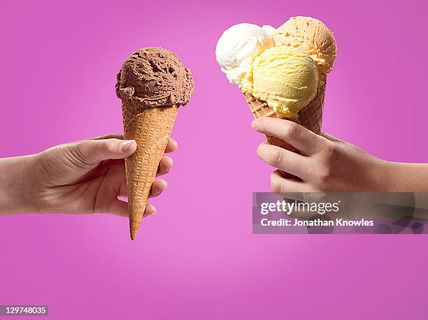 one scoop vs three scoops of ice cream - boy holding picture cut out stock-fotos und bilder