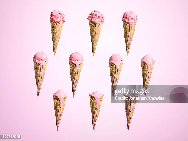melting ice cream at different stages - aardbeienijs stockfoto's en -beelden