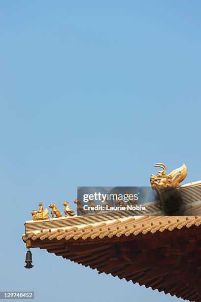 detail of the jing'an temple; shanghai; china - shanghai temple stock pictures, royalty-free photos & images