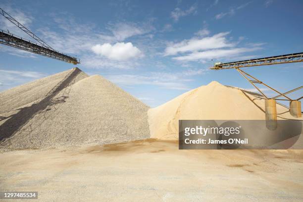conveyor over heaped sand and stone in a quarry - ceinture par dessus photos et images de collection