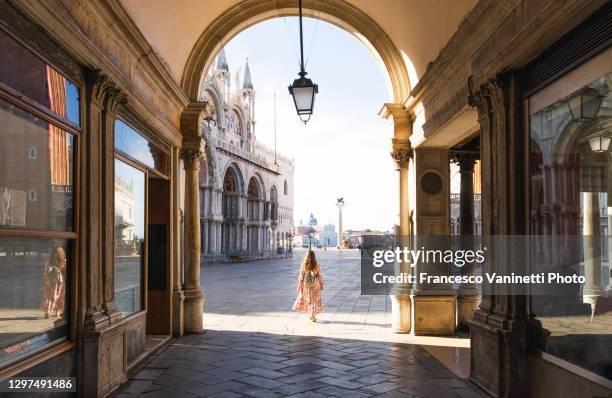 woman visiting venice, italy. - 33 arches stock pictures, royalty-free photos & images