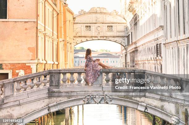 woman gazing at bridge of sighs - ponte dei sospiri, venice, italy. - 33 arches stock pictures, royalty-free photos & images