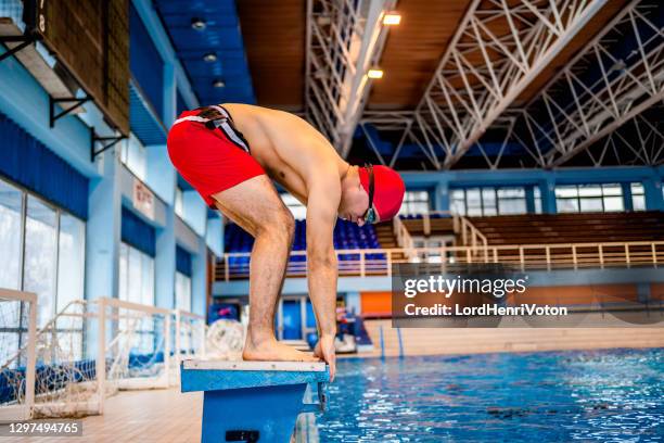 über zu tauchen in - schwimmer startblock stock-fotos und bilder