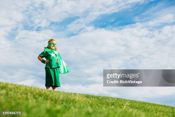joven chica superhéroe - cape verde fotografías e imágenes de stock