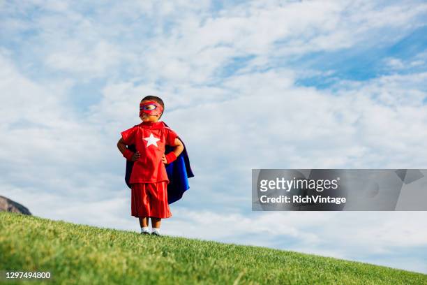 jonge jongen superheld - zwarte mantel stockfoto's en -beelden