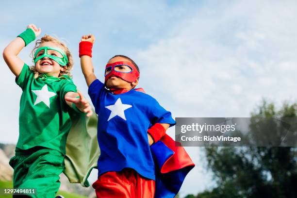 superheld kinderen - verkleden stockfoto's en -beelden