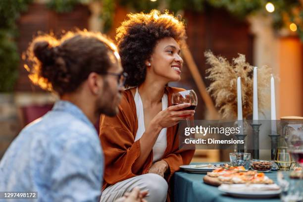 freunde füllen ihr leben mit spaß - couple dinner stock-fotos und bilder