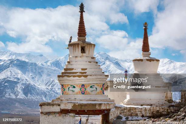 boeddhistische stupas (chorten) in de winter, ladakh, india - gompa stockfoto's en -beelden