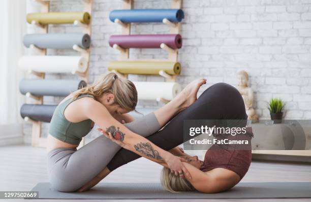 yin und yang im yoga-studio - yin yoga stock-fotos und bilder