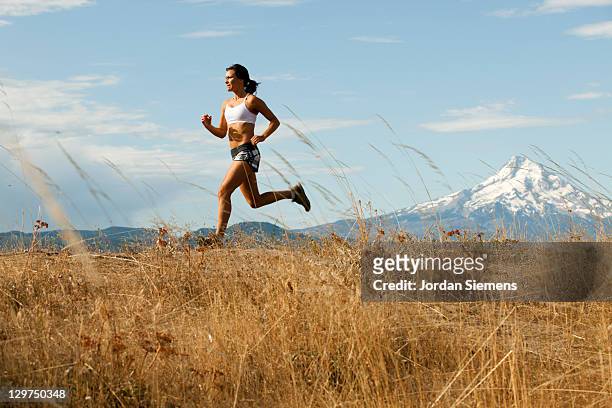 woman trail running. - hood river 個照片及圖片檔