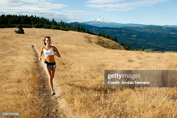 woman trail running. - hood river 個照片及圖片檔