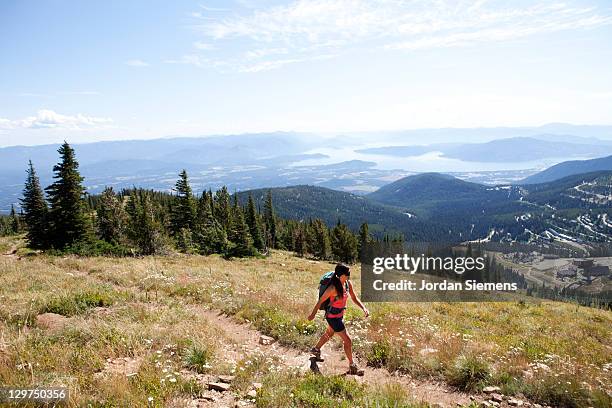 woman hiking in the summer - idaho fotografías e imágenes de stock