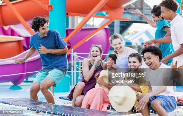 multiethnische gruppe von teenagern in einem wasserpark - girls and boys playing in waterpark stock-fotos und bilder