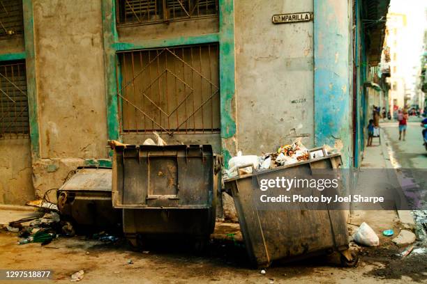 dumpsters in havana - 路地 ストックフォトと画像