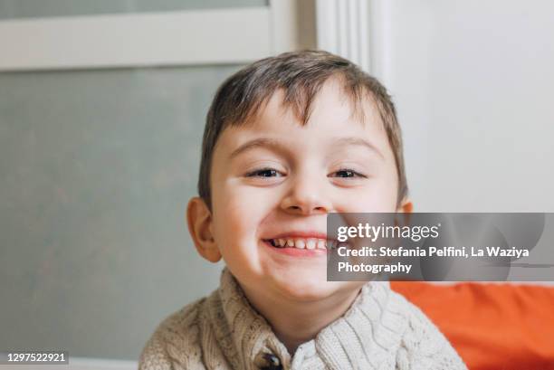 portrait of a caucasian 3 years old smiling boy - 4 5 years stockfoto's en -beelden