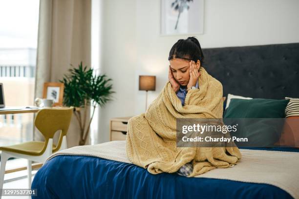 kopfschmerzen sind das kennzeichen von krankheit - krankenstand stock-fotos und bilder