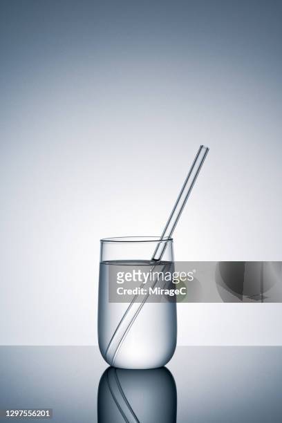reusable glass material drinking straw in drinking glass - straw stock-fotos und bilder