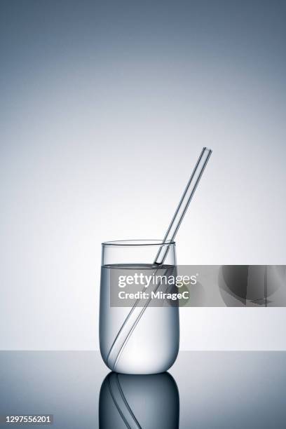 reusable glass material drinking straw in drinking glass - rietje stockfoto's en -beelden