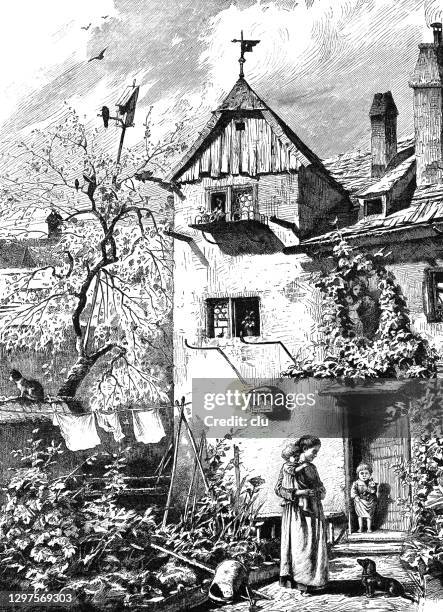Moeder Met Twee Kinderen Buiten Het Huis Idylle In Het Land, Stockfoto