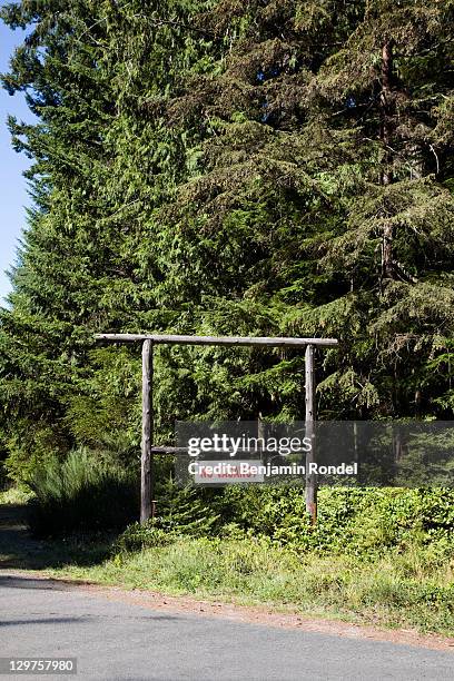 'no vacancy' sign by side of road - no vacancies stock pictures, royalty-free photos & images