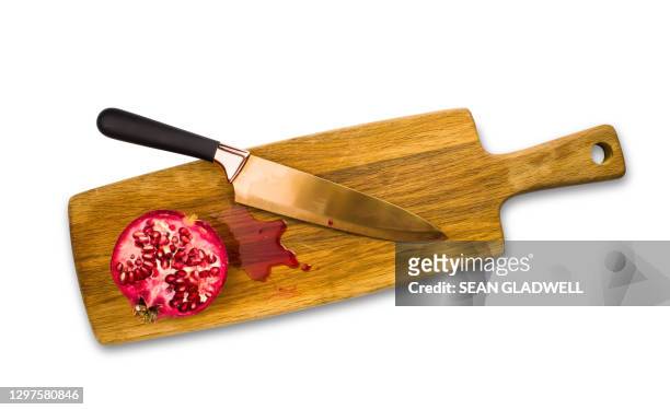 above cutting board with pomegranate - tafelmes stockfoto's en -beelden