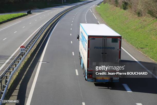 Camion de livraison de marchandises sur l'autoroute A20 quasiment vide entre Limoges et Brive pendant le confinement dû au Coronavirus Covid-19, le...