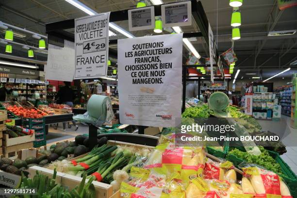 Affiches de soutien aux agriculteurs français au rayon légumes dans un supermarché Intermaché pendant le confinement de la crise sanitaire dû au...